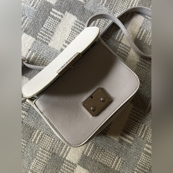 🩶 Lovely gently used grey & silver pebbled leather adjustable crossbody purse - Picture 6 of 16